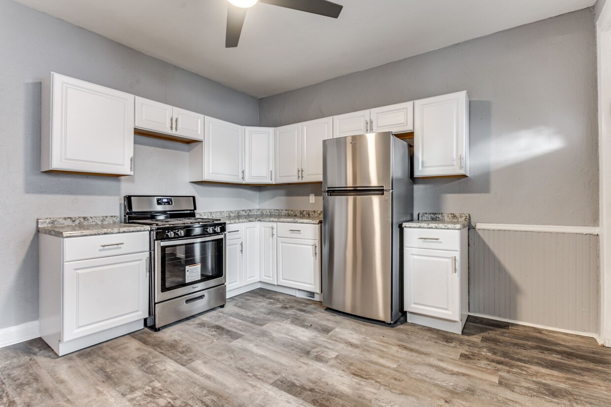Foto principal - 2 Bedroom/1 Bath in Carrick - Available JULY!