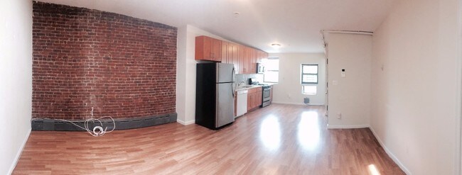 Building Photo - 212 Hoyt St