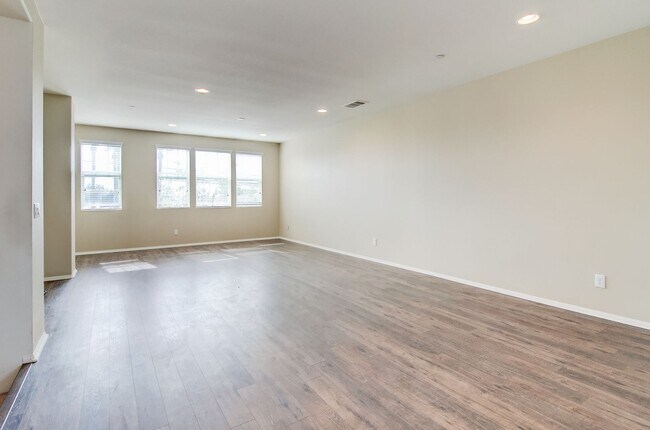 Building Photo - Newer Build 4-Bed Townhome in HOA Community!