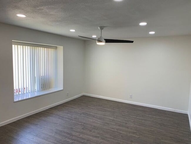 Foto del edificio - REALLY NICE UPSTRS 1BD 1BA CONDO FOR LEASE! MUST SEE!