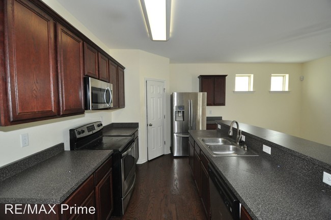 Building Photo - 4 br, 3.5 bath House - 41 KILVERSTONE WAY