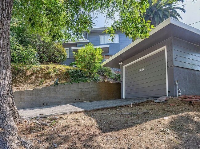 Building Photo - Gorgeous 3 bd 2 ba + Den Single Family hom...