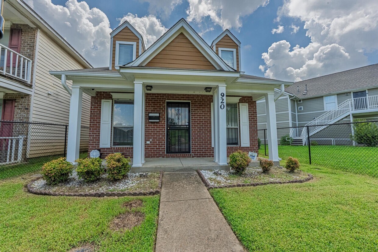 Primary Photo - 920 Millers Bend Dr