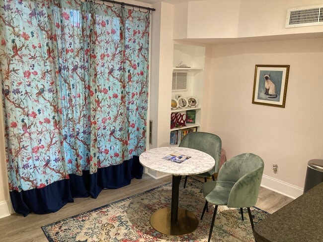Dining area - 400 Queens Rd