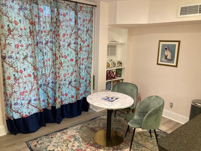 Área de comedor - 400 Queens Rd