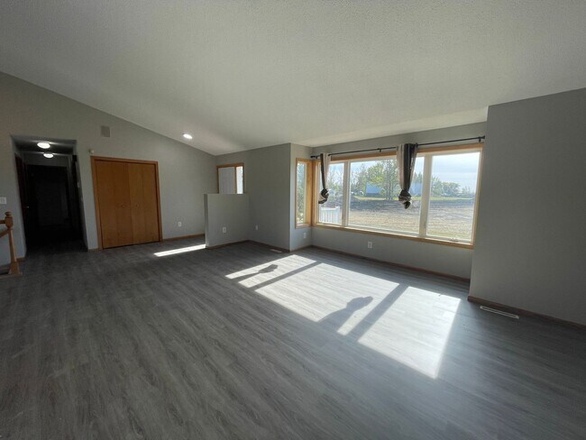 Building Photo - Spacious 4 Bed Home on Large Lot in Horace