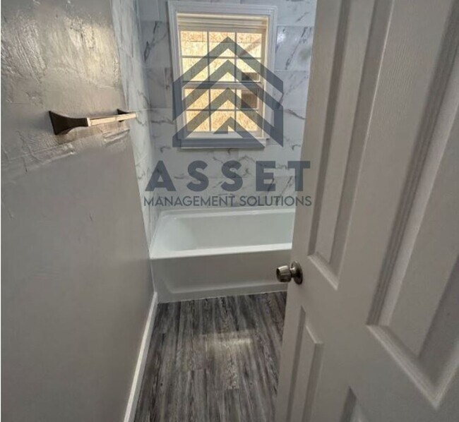 Foto del edificio - Spacious 3 Bedroom House