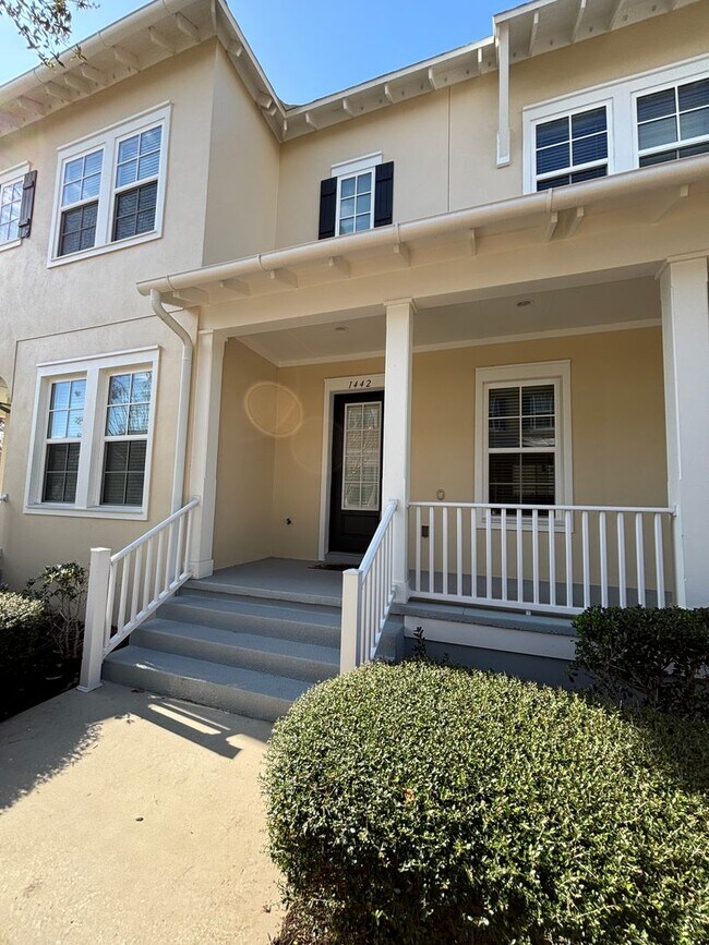 Foto del edificio - 3Bdrm 2.5Bath Townhome-- Detached 2 car ga...