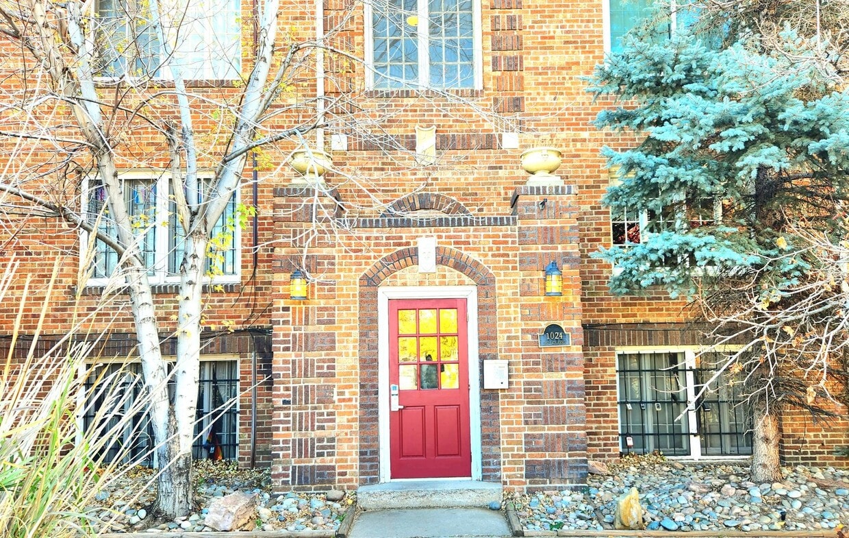 LOCATION LOCATION!! Remodeled- studio in the heart of Capitol Hill. $1000 off 1st months' rent! - LOCATION LOCATION!!  Remodeled- studio in the heart of Capitol Hill.  $1000 off 1st months' rent!