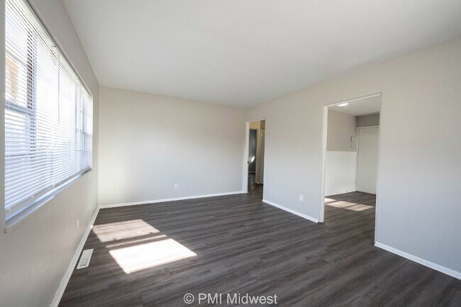 Foto del edificio - Charming 2-Bedroom Duplex in Indianapolis with Modern Amenities!