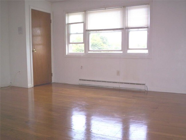 Building Photo - 670 Bedford St