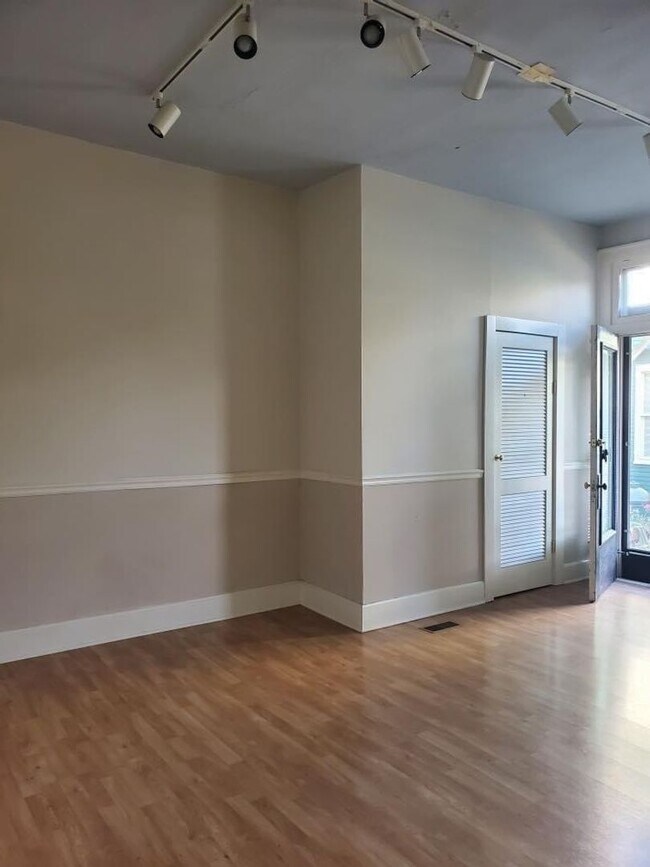 Foto del edificio - 720 SE Riverside Dr