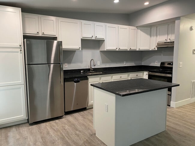 Kent Kitchen - Woodridge Apartments