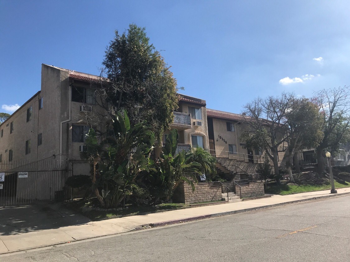 Primary Photo - 10356 Commerce Ave