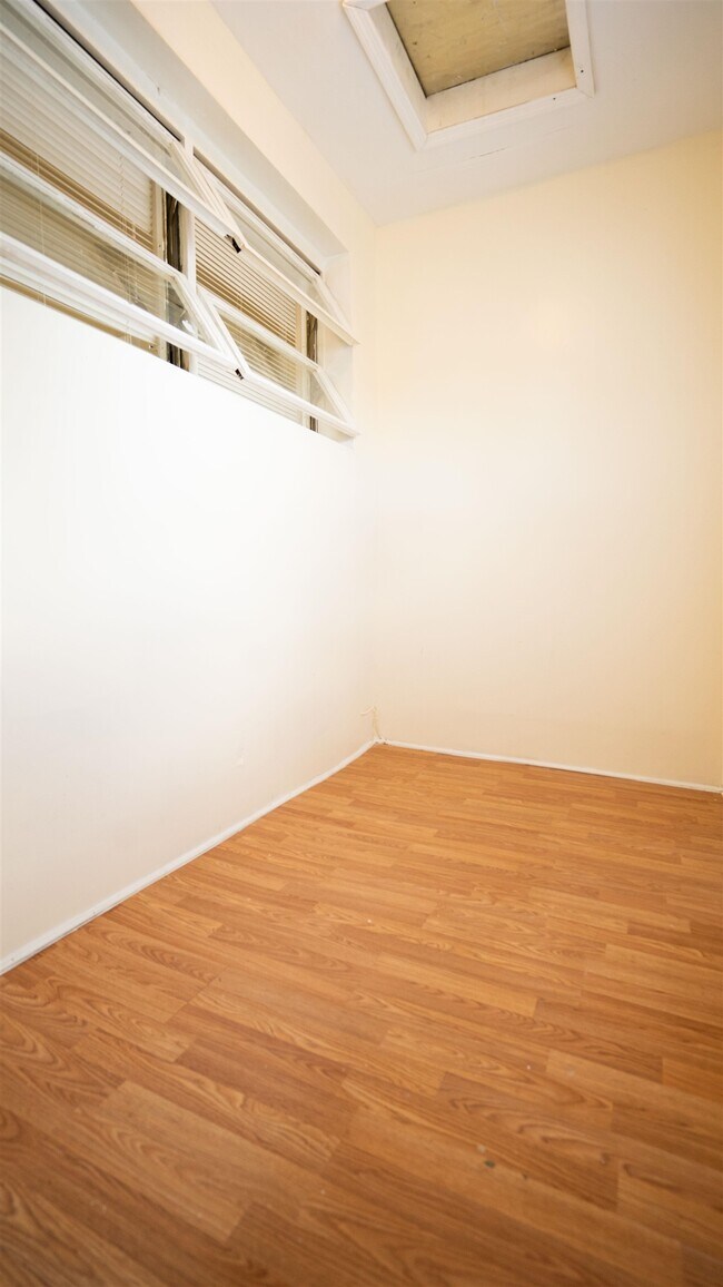 Building Photo - 1037 Avenue C