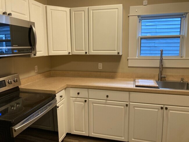 Gabinetes de cocina con estantes extraíbles - 1417 N Hamilton Ave