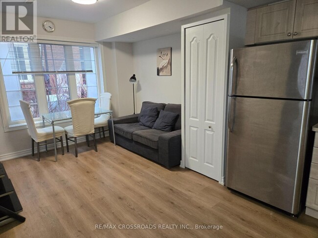 Photo du bâtiment - 2922 Bur Oak Ave