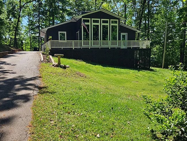 Building Photo - Beautiful and Spacious! Upgraded Multi-level Retreat with Lake Access, Golf, and Resort- Style Am...