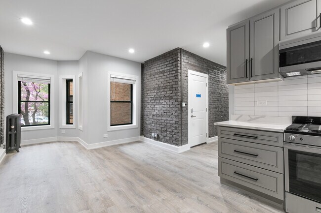 Building Photo - 7738 N Eastlake Ter