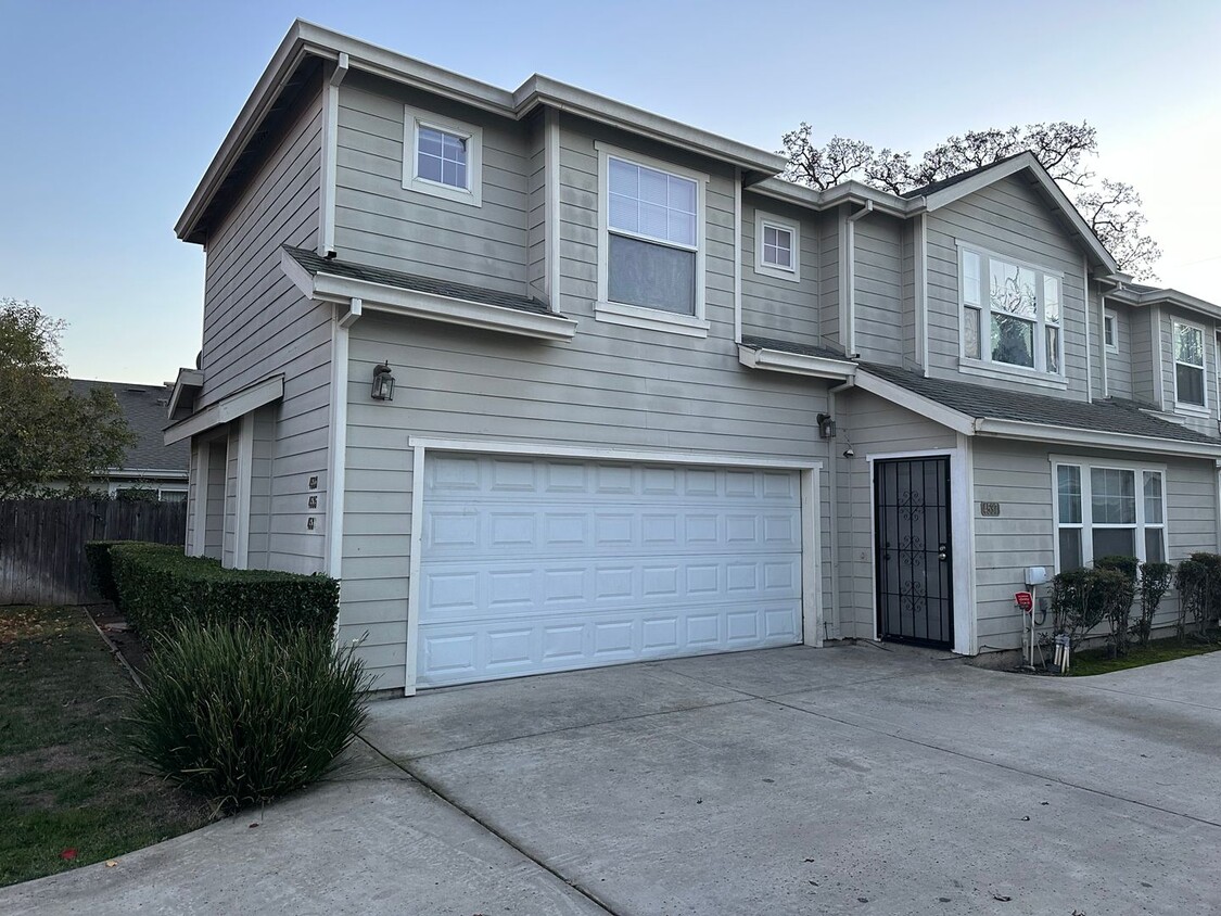 Primary Photo - GREAT STOCKTON NEIGHBORHOOD! CLEAN UNIT WI...