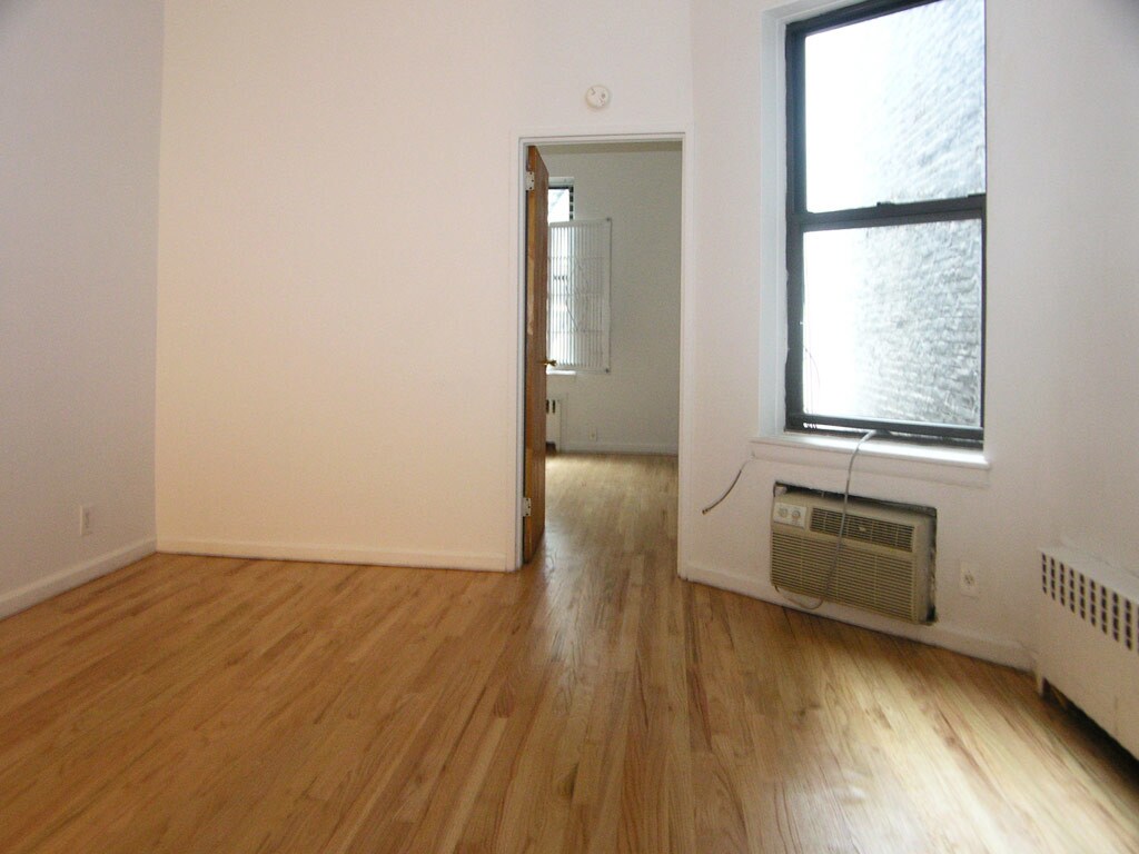Primary Photo - 233 E 81st St