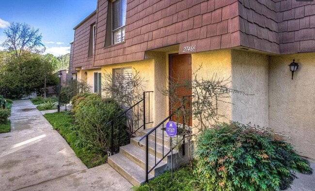 Building Photo - Beautiful 3 bed Townhome in Agoura Hills