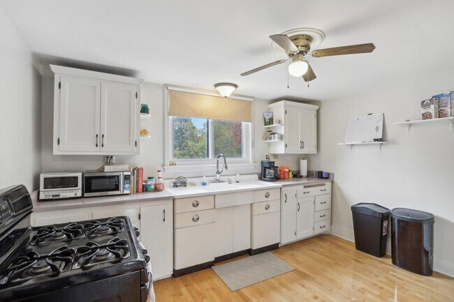 Foto del edificio - 2451 S 68th St