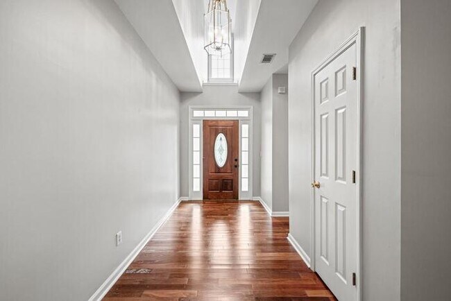 Foto del edificio - House 4 Beds 2 Baths