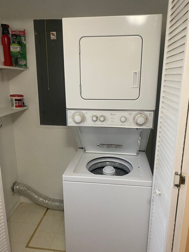 Foto del edificio - Radford, 2 BR / 1 BA Available Feb. 10th