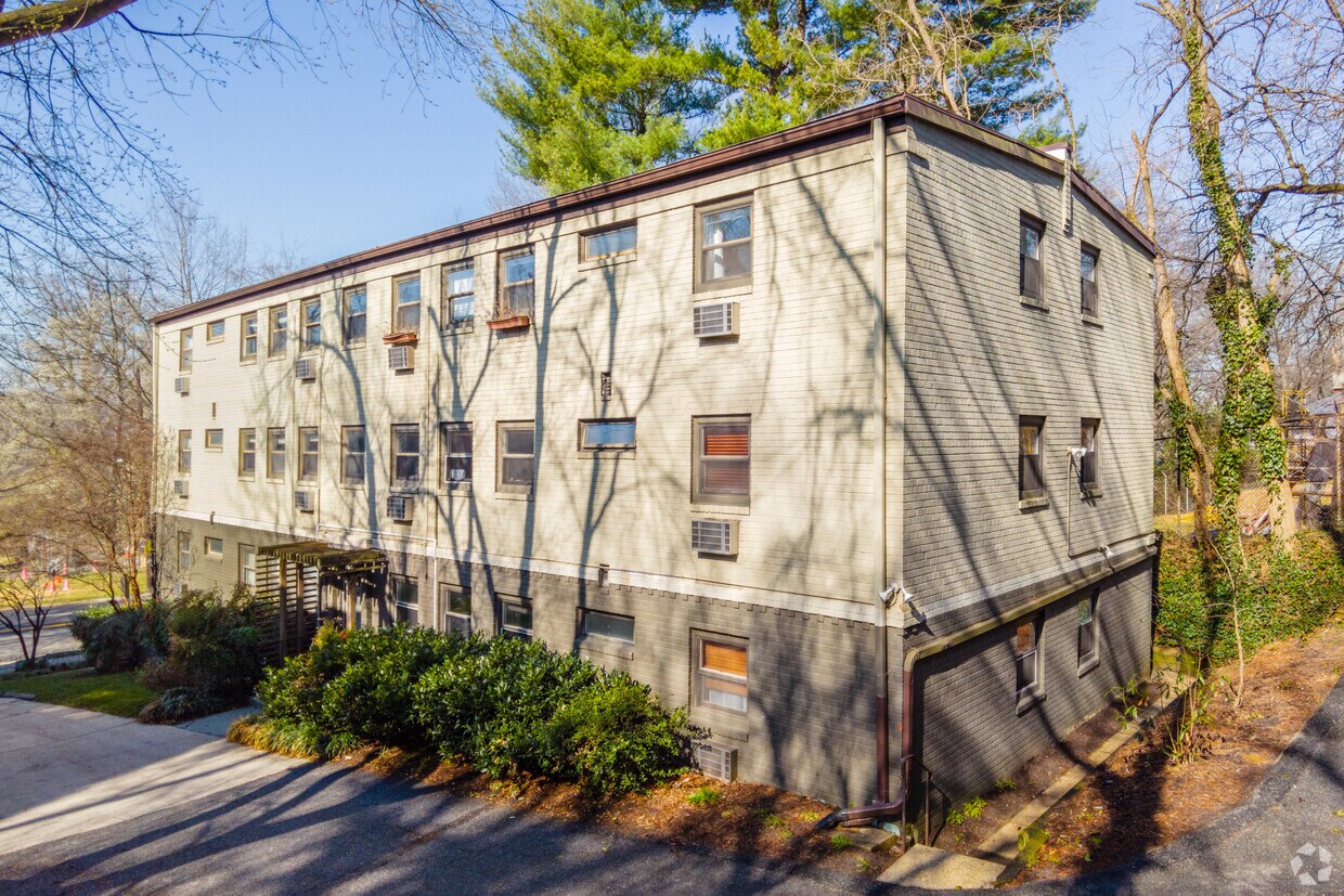 Primary Photo - 4595-4597 MacArthur Blvd NW
