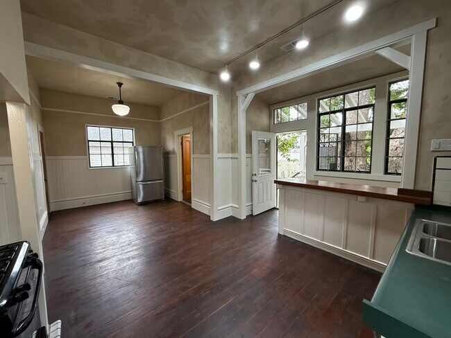 Building Photo - 1450 12th St
