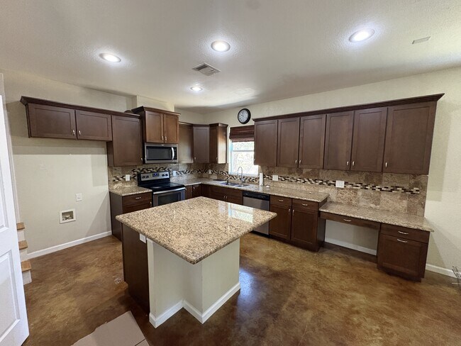 Building Photo - 841 Scenic Cir