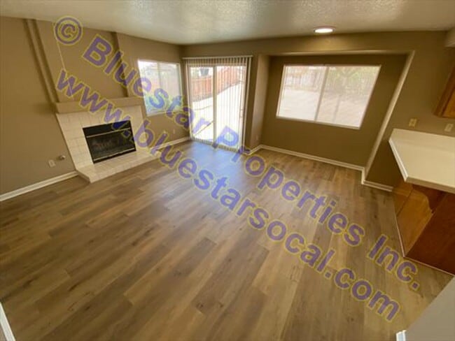 Building Photo - Move In Ready! Beautiful Two Story Home