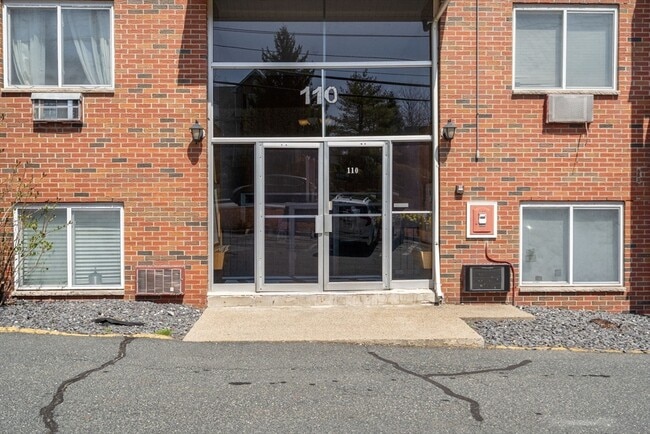 Foto del edificio - 110 Boston Post Rd E