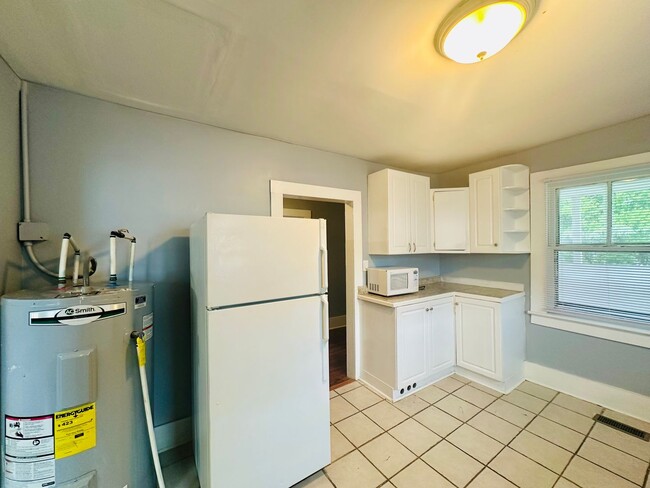 Building Photo - DOWNTOWN - 3 Bedroom/1 Bath - Located clos...