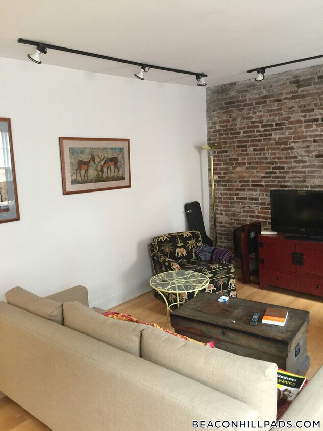 Primary Photo - 68 Phillips St