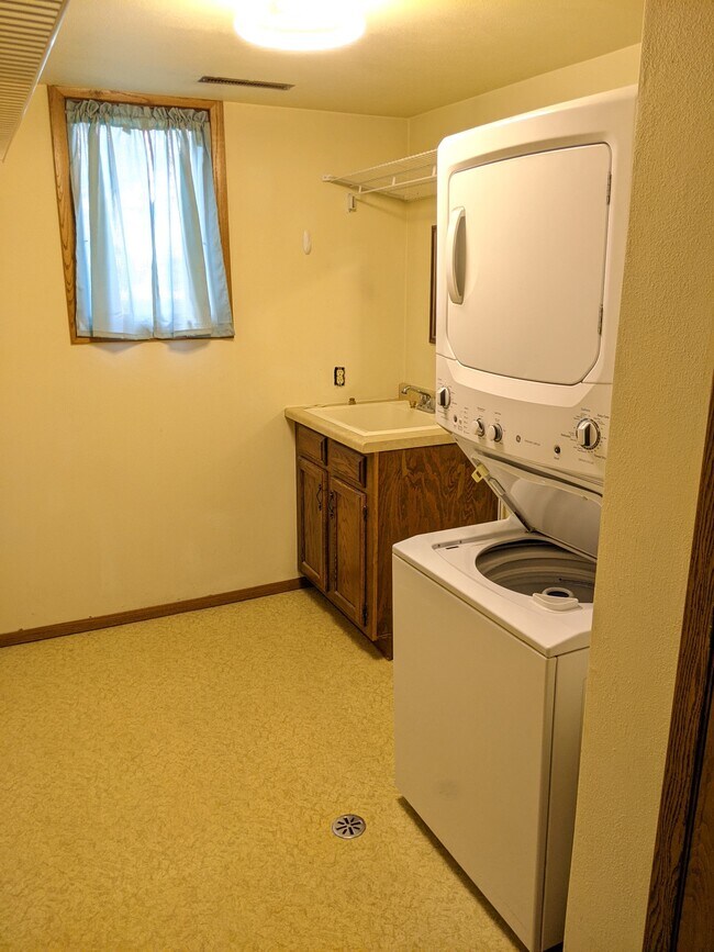 Lavandería/cuarto de servicio dentro de la unidad - 1910 Tamarack St
