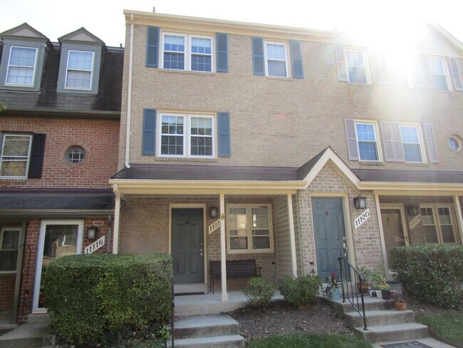 Building Photo - Spacious 2 BR/1.5 BA Multi Level Condo in ...