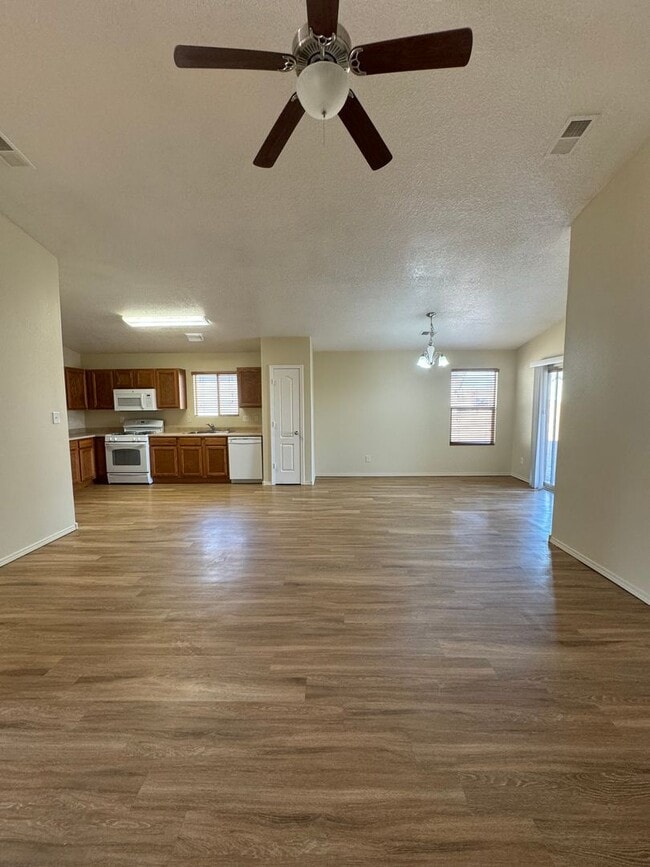 Building Photo - 3 bed 2 bath home in Huning Ranch!