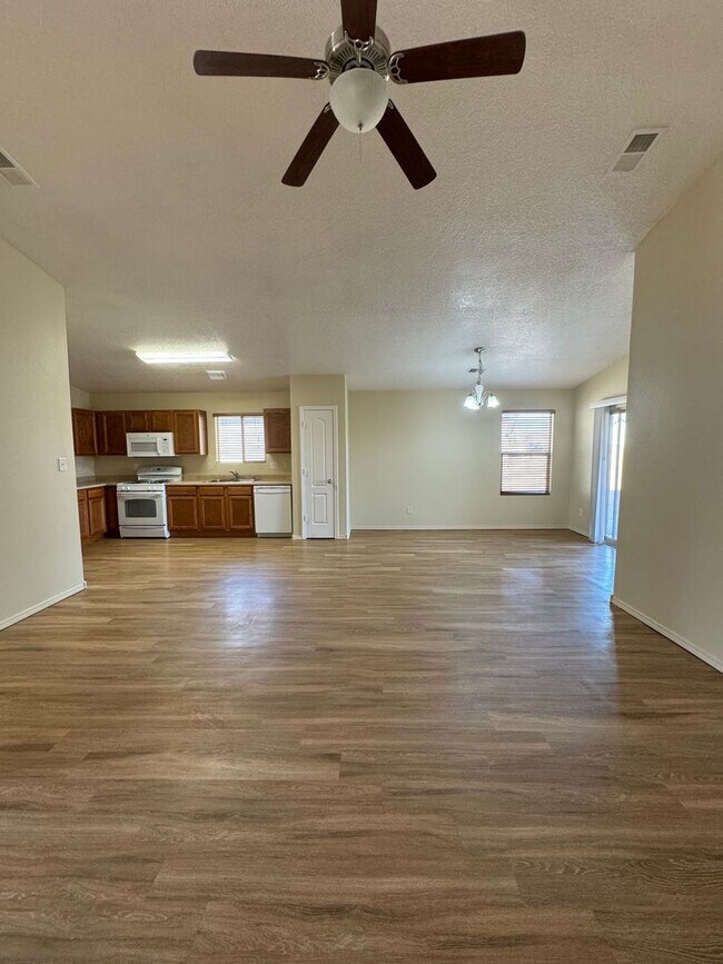 Foto del edificio - 3 bed 2 bath home in Huning Ranch!