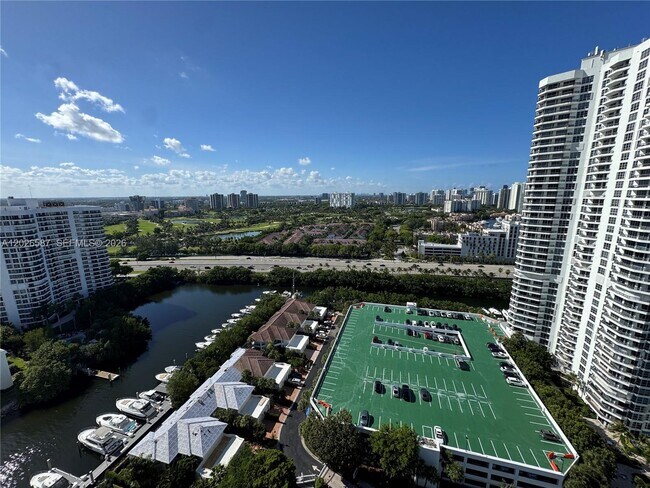 Foto del edificio - 3530 Mystic Pointe Dr
