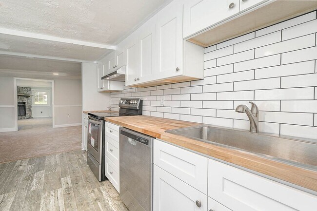 Building Photo - Charming 3BD, 2BA Raleigh Home on a Large ...