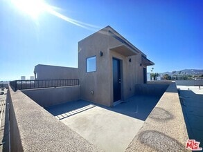 Building Photo - 552 N Hobart Blvd