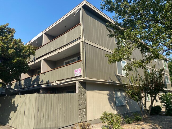 Building Photo - 1004 S Cloverdale St
