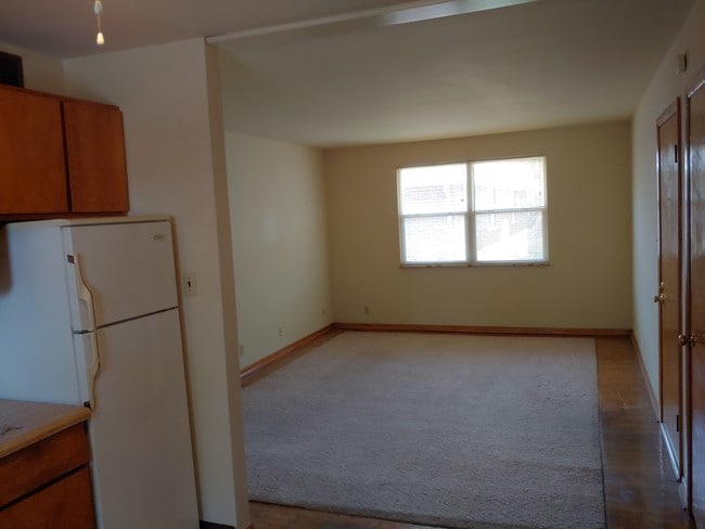 Living room - 1415 King Ave