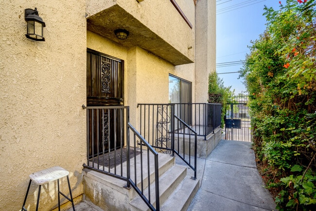 Building Photo - 13203 Vanowen St