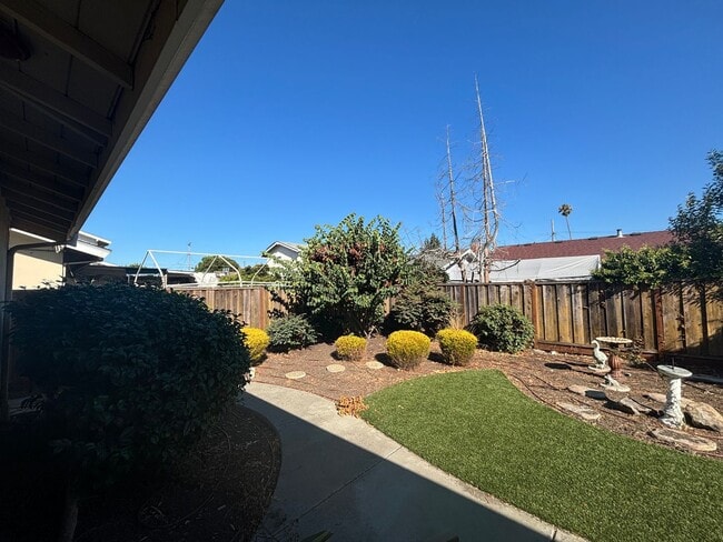 Building Photo - 3 Bed 2 Bath in Hayward Available Now