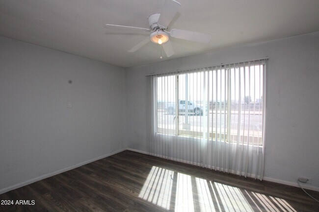 Foto del edificio - 7040 Grand Ave