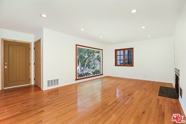 Building Photo - 2331 W Silver Lake Dr