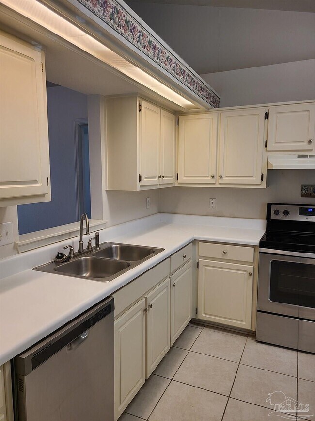 Building Photo - 120 Mirabelle Cir